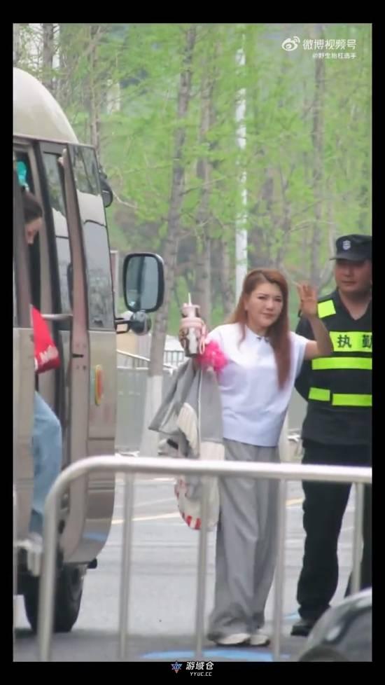 乌兰图雅“半永久嬉皮笑脸”都累没了！粉丝心疼
